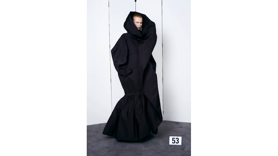 Платье из кутюрной коллекции Balenciaga, осень 2021 года, и его прообраз — платье из летней коллекции 1962 года