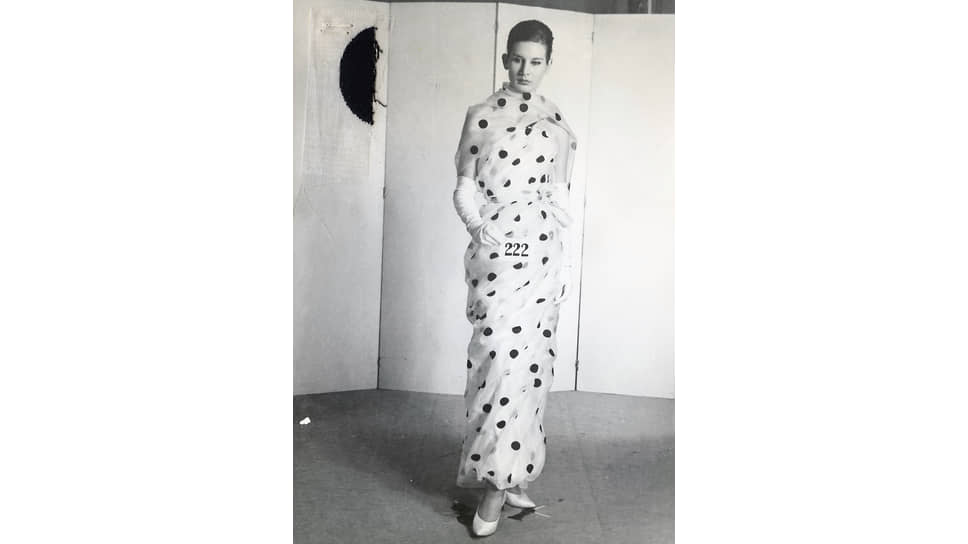 Платье из кутюрной коллекции Balenciaga, осень 2021 года, и его прообраз — платье из летней коллекции 1960 года