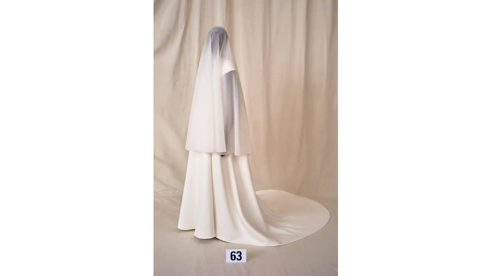 Свадебное платье из кутюрной коллекции Balenciaga, лето 1967 года, и его реплика в первой кутюрной коллекции Демны Гвасалии для Balenciaga, осень 2021 года