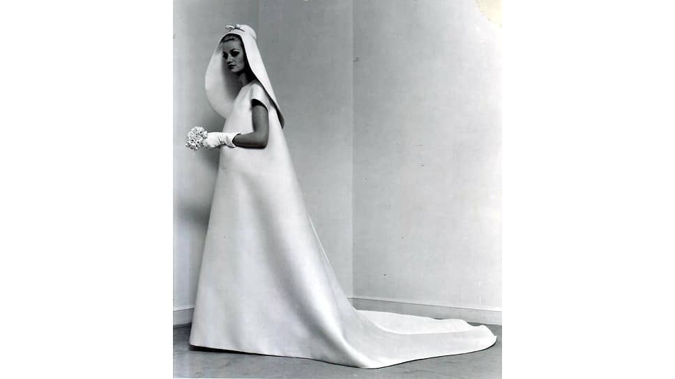 Свадебное платье из кутюрной коллекции Balenciaga, лето 1967 года, и его реплика в первой кутюрной коллекции Демны Гвасалии для Balenciaga, осень 2021 года