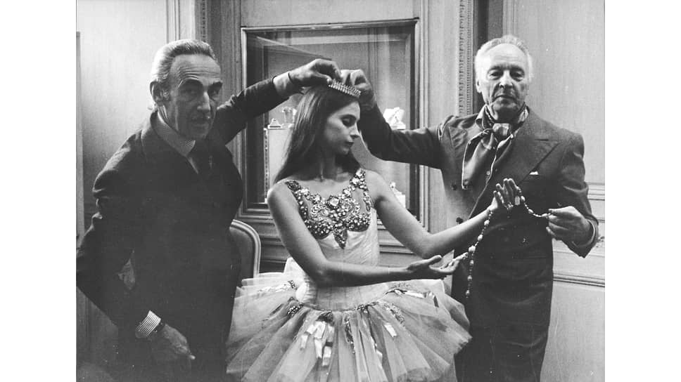 Балерина Сьюзен Фаррелл в украшениях Van Cleef &amp; Arpels вместе с Клодом Арпельсом (слева) и Джорджем Баланчиным