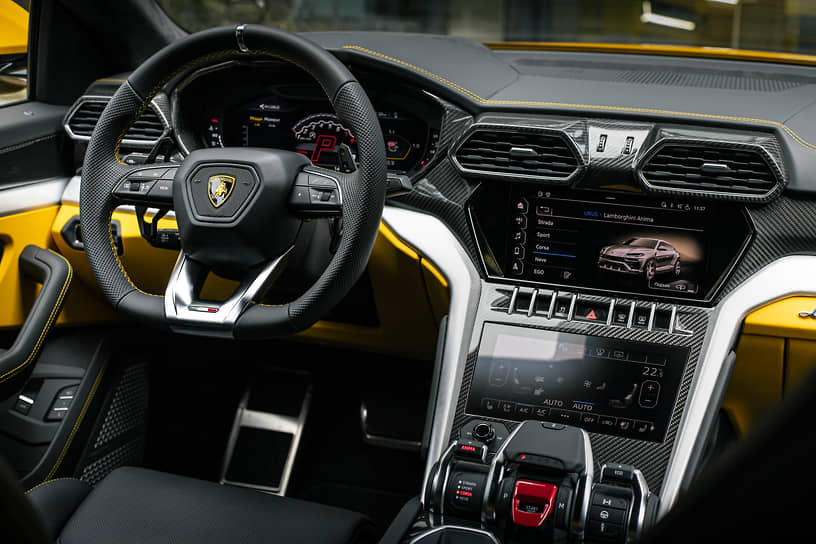 В салоне Lamborghini Urus из автопарка Alliance Rental