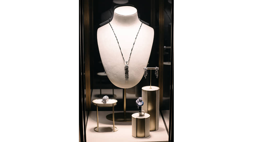 Экспозиция выставки Sounds of Cartier («Звуки Cartier») 