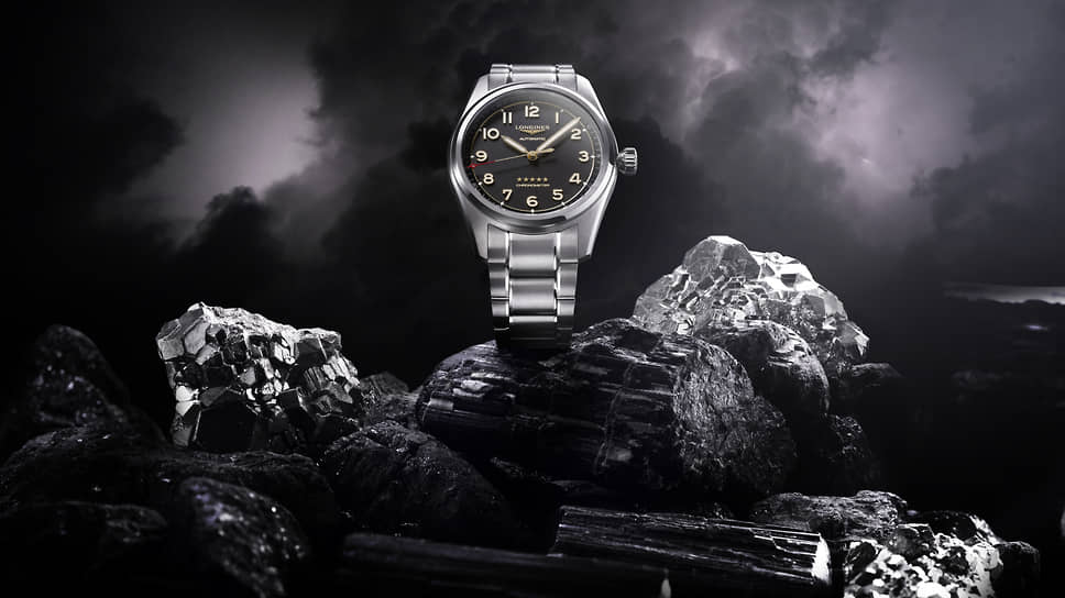 &lt;b>Longines Spirit, &lt;/b>титановый корпус 40 мм или 42 мм, толщина 12,20 мм, выпуклое сапфировое стекло с несколькими слоями антибликового покрытия с обеих сторон, механический калибр с автоподзаводом, сертификат COSC, запас хода 72 часа, водонепроницаемость до 100 м. В комплекте титановый браслет с тройной складной застежкой, кнопочным механизмом открывания и системой замены и плетеный нейлоновый ремешок антрацитового цвета, титановая застежка с системой замены