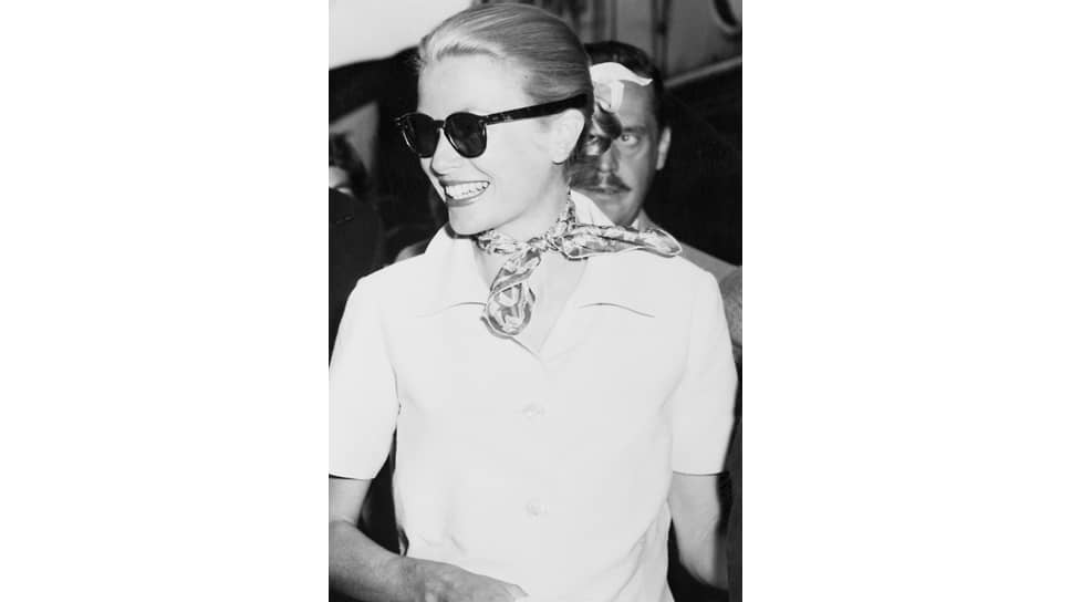 Княгиня Монако Грейс Келли в шелковом платке Gucci, Париж, 1956 год