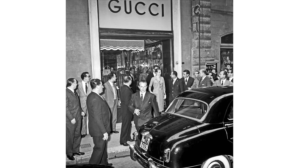 Княгиня Грейс Келли и князь Монако Ренье III у бутика марки в Риме, 1959 год