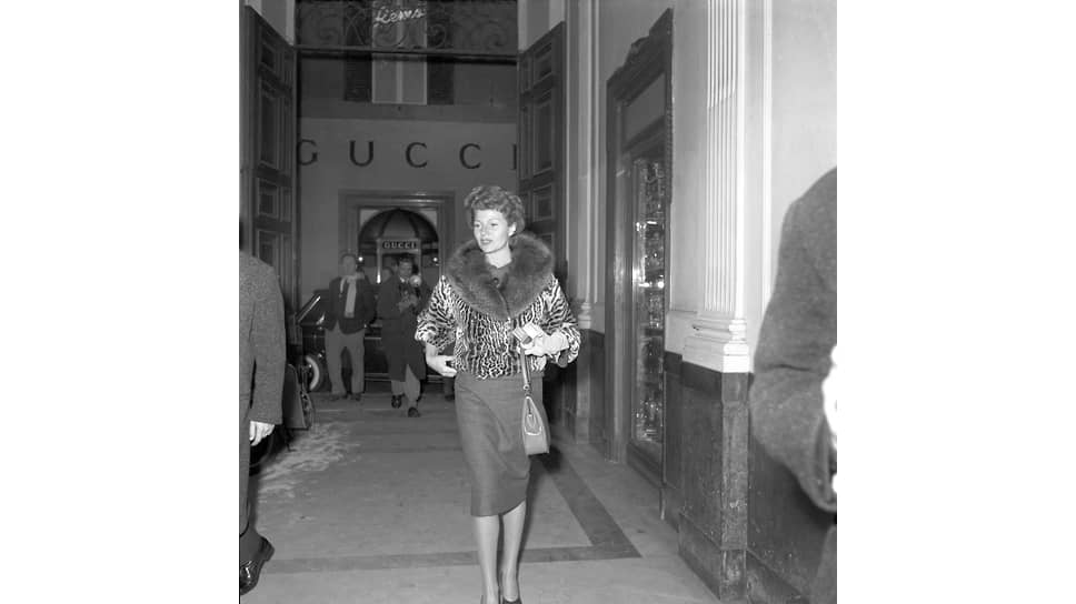 Актриса Рита Хейворт на выходе из бутика Gucci в Риме, 1958 год