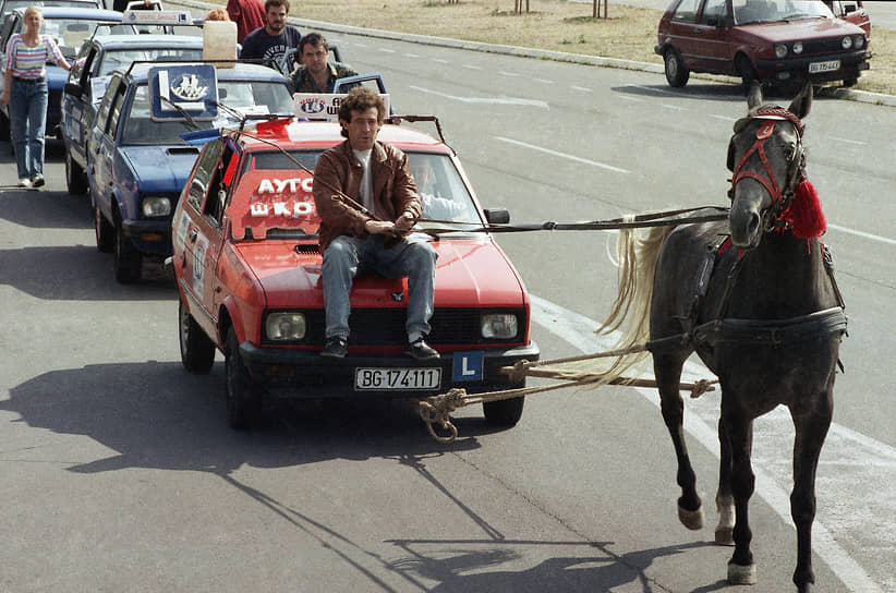 В период действия санкций бензин по государственным ценам югославские автовладельцы получали по карточкам, месячная норма в разные годы составляла от 13 до 20 литров
