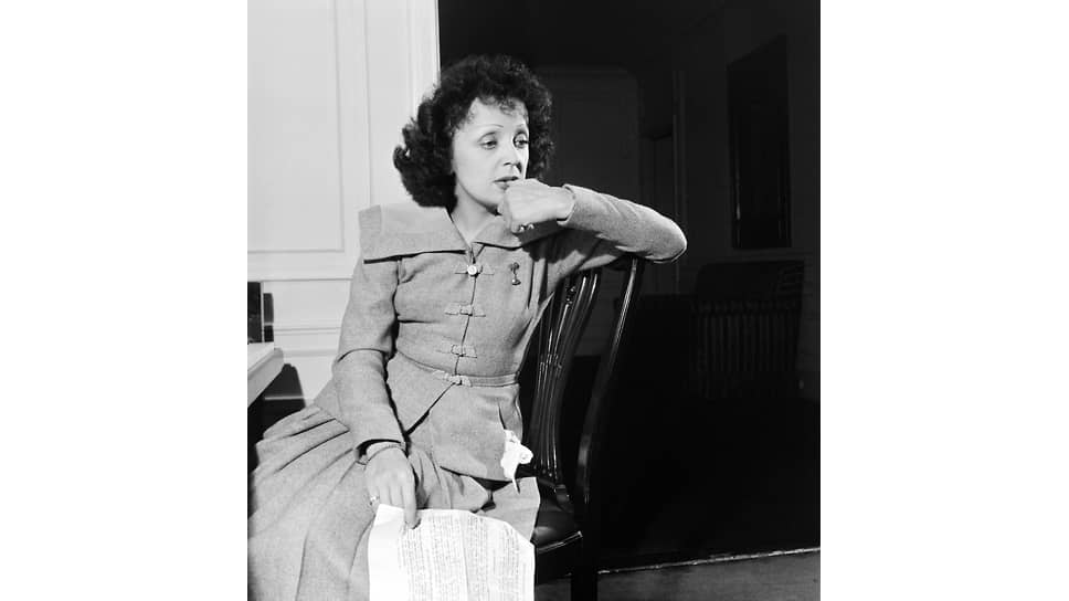 Певица Эдит Пиаф в своем доме в Нью-Йорке. 1946 год