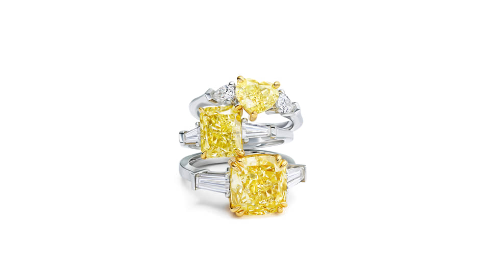 Кольца, белое и желтое золото, желтые бриллианты огранок «сердце» (3 карата), «радиант» (3,5 карата) и «кушон» (6,01 карата), бесцветные бриллианты