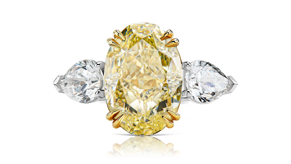 Кольцо, белое и желтое золото, желтый бриллиант огранки «овал» (6,12 карата) и бесцветные бриллианты