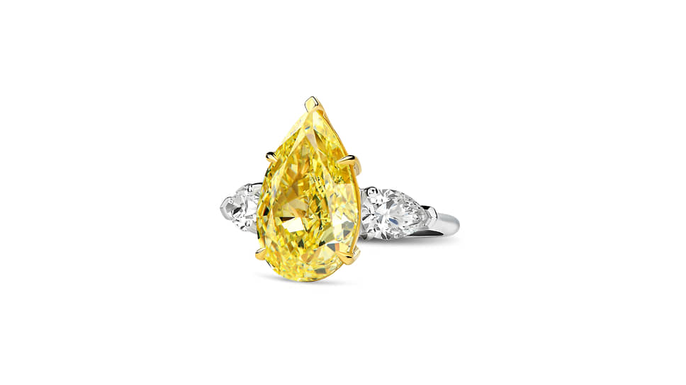 Кольцо, белое и желтое золото, желтый бриллиант огранки «груша» (7,03 карата) и бесцветные бриллианты