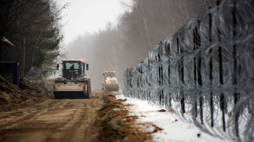 Пограничный забор между Россией и Латвией. Строительство еще сильно далеко от завершения