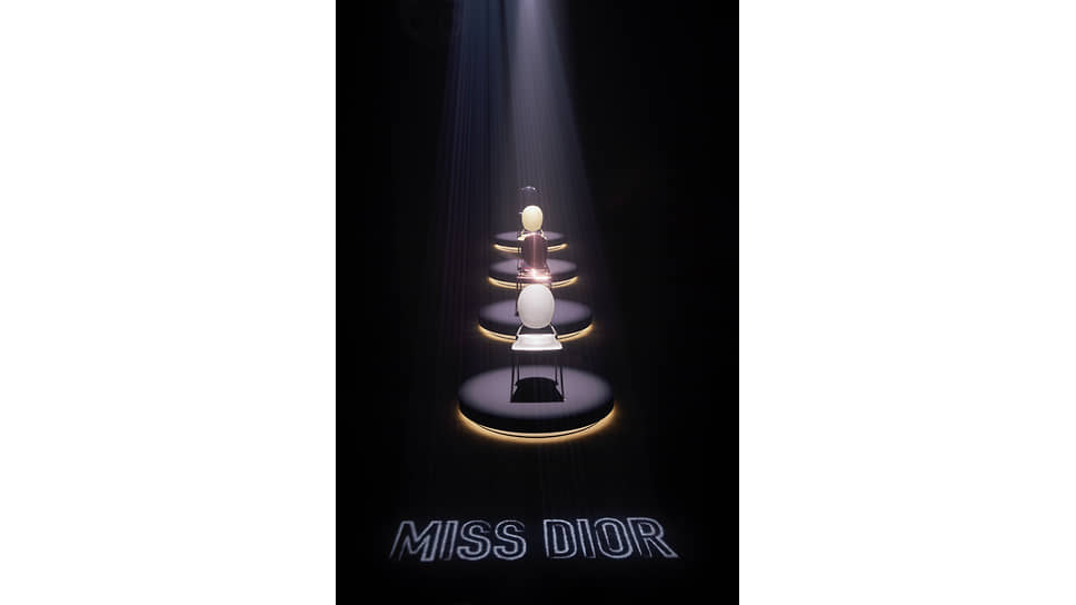 Стул-медальон Miss Dior дизайнера Филиппа Старка
