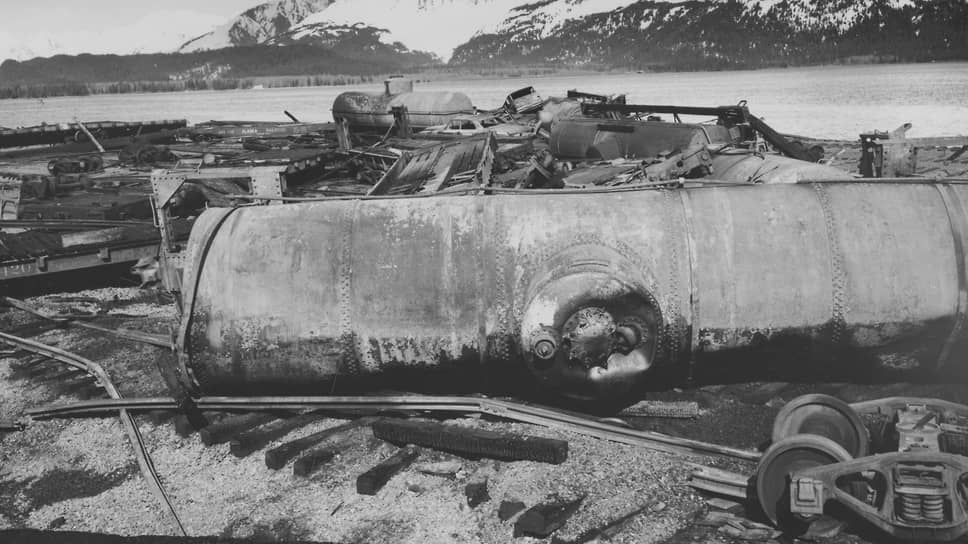 Железная дорога на Аляске долгое время была убыточной, в 1964 году сильно пострадала от землетрясения (на фото). В настоящее время ее услугами пользуются ежедневно около 100 человек