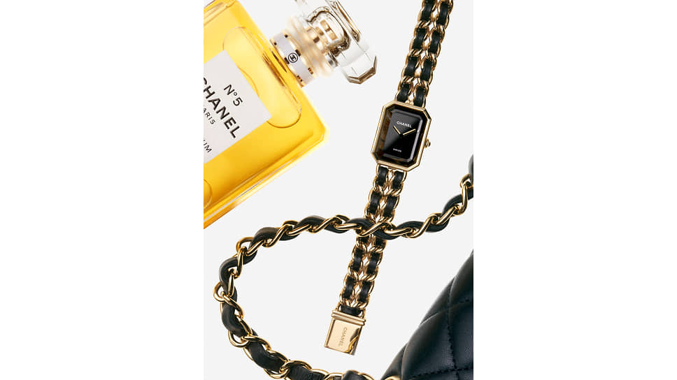 Часы Premiere соединили многие коды марки: хрустальную пробку от флакона №5, очертания Вандомской площади, ремешки сумок Chanel
