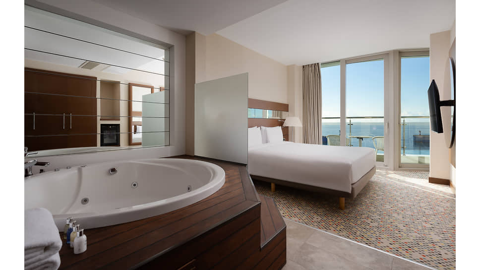 Джуниор-люкс с гидромассажной ванной и видом на море, Radisson Blu Resort & Congress Centre, Sochi