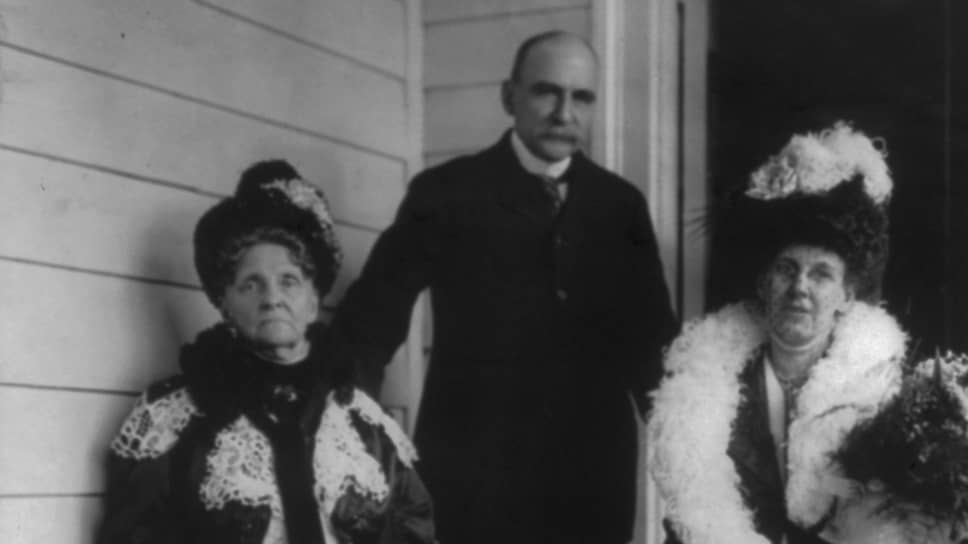 Хетти Грин (справа) с дочерью Сильвией и зятем Мэттью Астором Уилксом