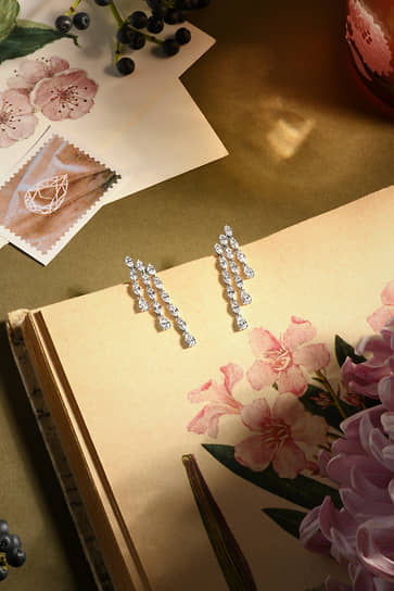 Серьги из белого золота с бесцветными бриллиантами огранок «маркиз» и «груша»