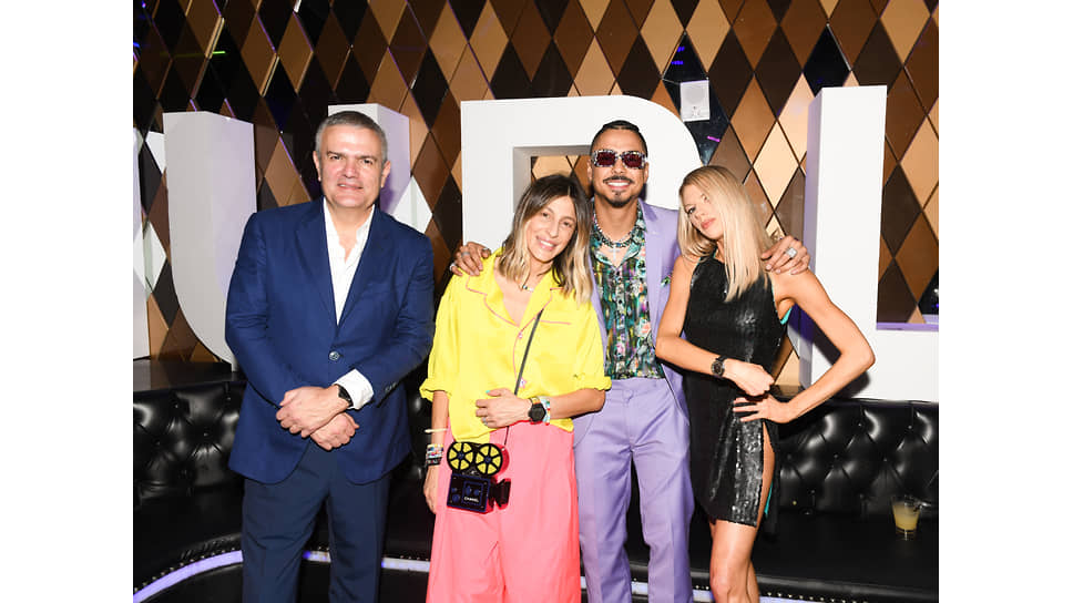 Слева направо: генеральный директор Hublot Рикардо Гвадалупе, дизайнер Мира Микати, актер и певец Quincy и фотомодель Шарлотта Маккинни на мероприятии Hublot Loves Football в Майами
