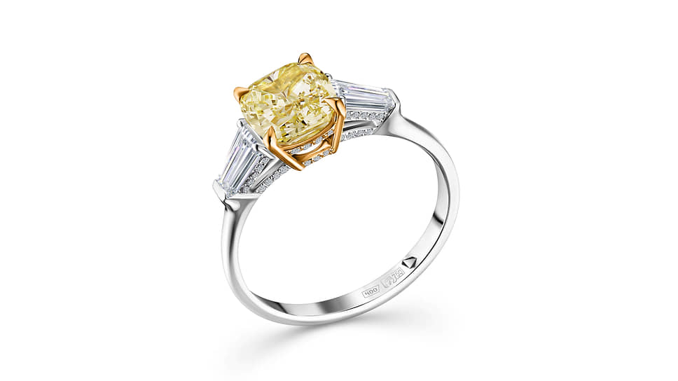 Кольцо Fancy, белое и желтое золото, желтый бриллиант огранки «подушка» (1,6 карата), бесцветные бриллианты круглой огранки и огранки «багет»
