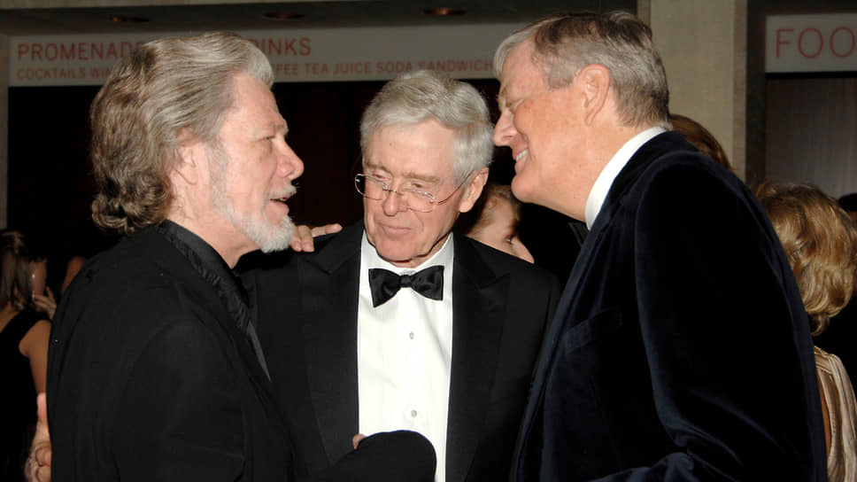 Чарльз Кох (в центре) и Дэвид Кох (справа) в 1983 году сосредоточили в своих руках по 42% акций семейной компании. На фото слева — оперный певец Сэмюэл Реми
