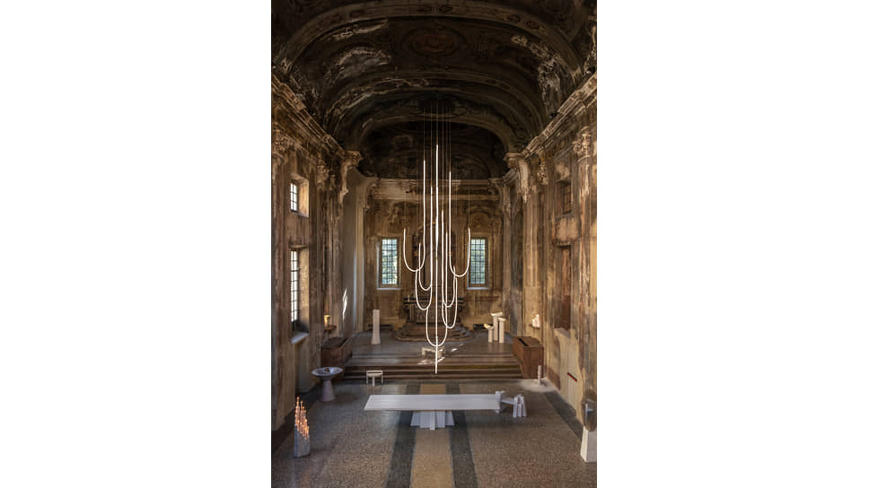 Экспозиция выставки Desacralized в церкви San Vittore e 40 Martiri