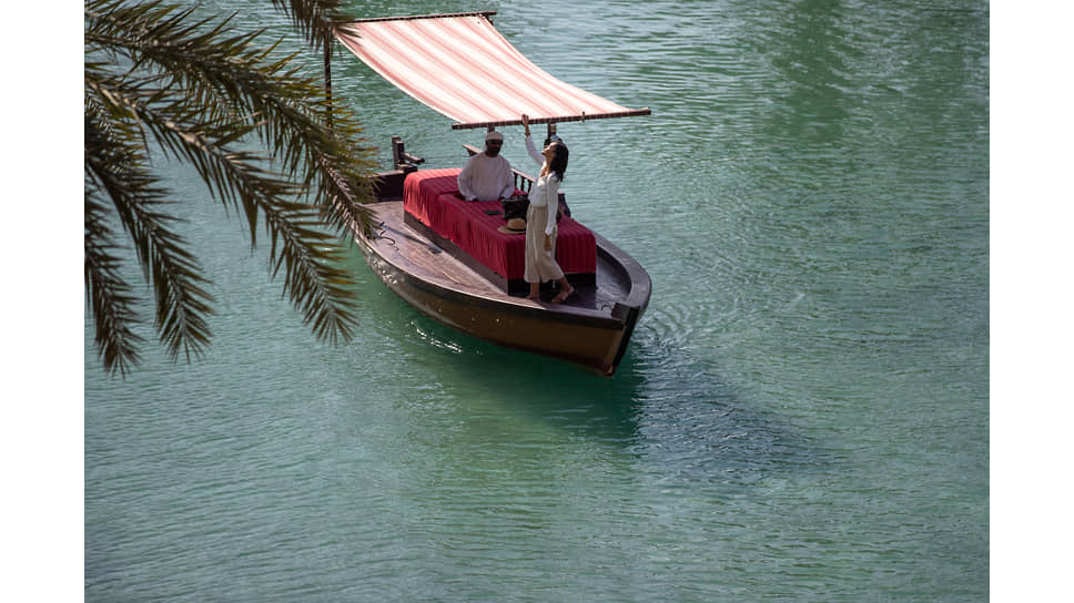 Гостья отеля  на традиционной лодке-абре Jumeirah Dar Al Masyaf