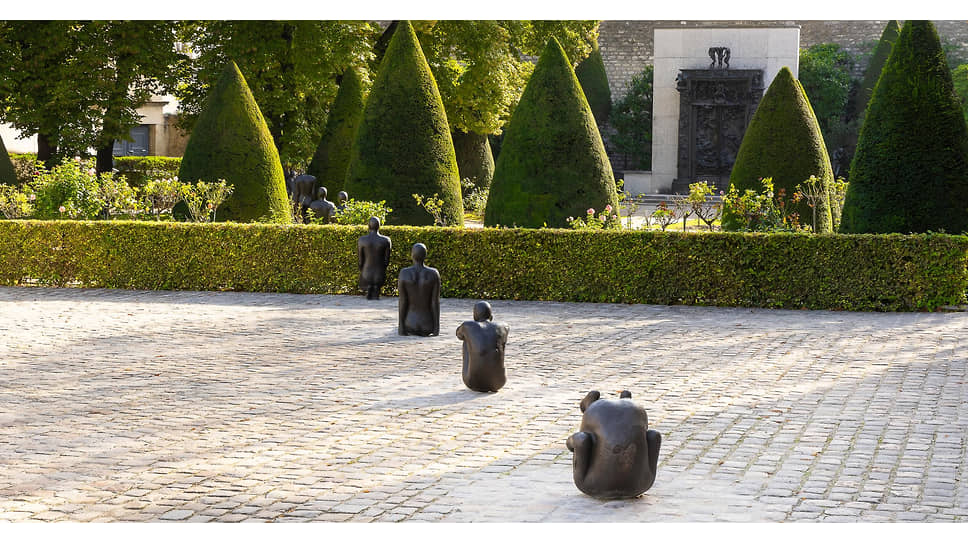 Скульптуры Энтони Гормли в саду Музея Родена