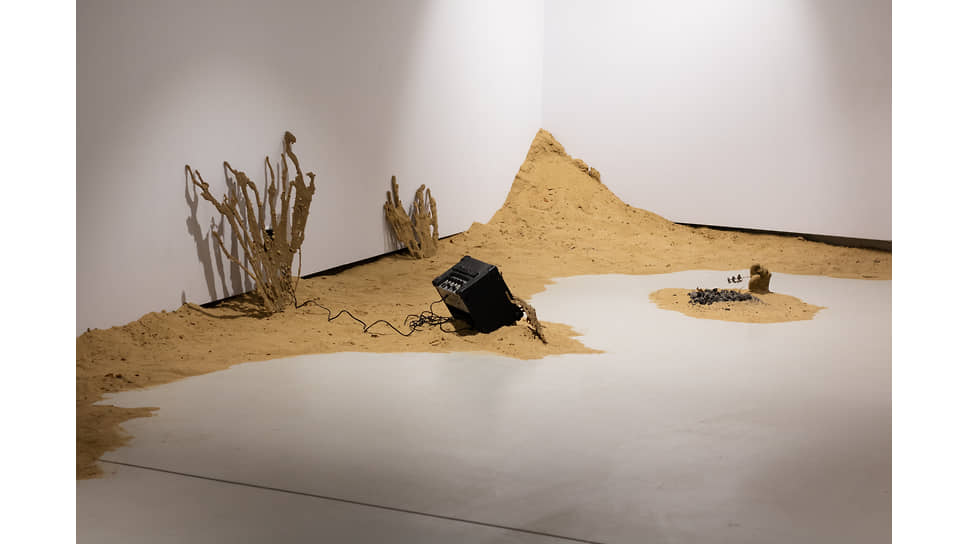 Вид экспозиции «Неправда, что пустыня принуждает к созерцанию зловещих сумерек» в галерее «Виктория» (Самара), 2021