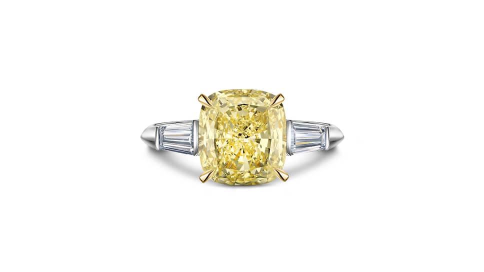 Кольцо, белое золото, центральный желтый бриллиант огранки «подушка» (3,76 карата), бриллианты