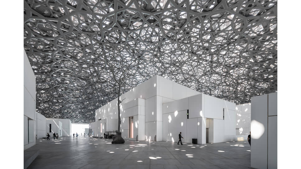 Выставка «Cartier, исламское искусство и современность» проходит под узорчатой крышей Лувра Абу-Даби