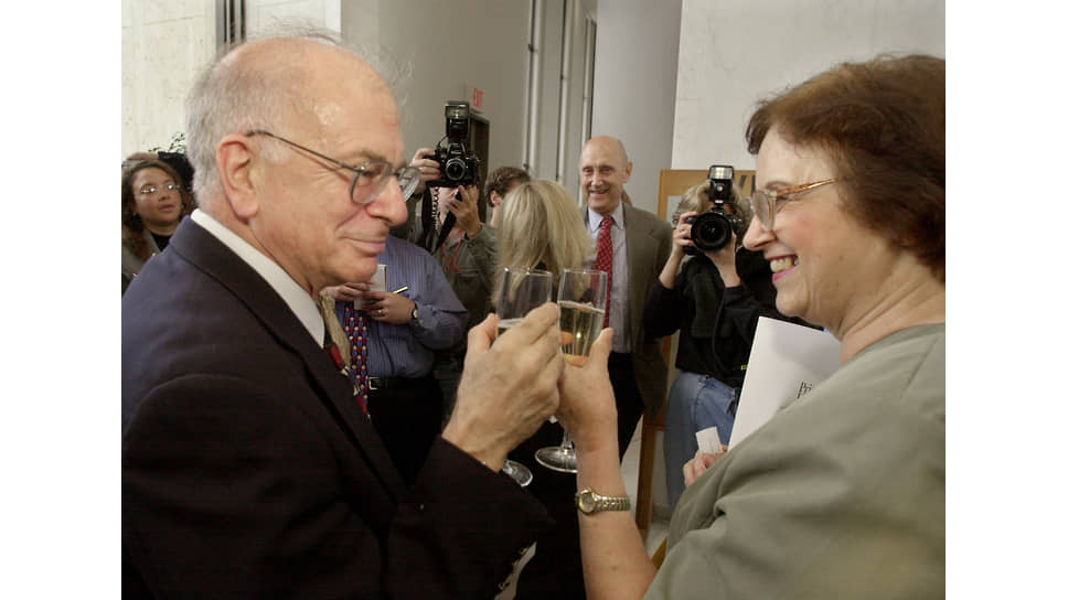 Даниэль Канеман с супругой, профессором психологии Принстонского университета Энн Трисман, поднимают бокалы с шампанским после пресс-конференции, посвященной присуждению Канеману Нобелевской премии по экономике