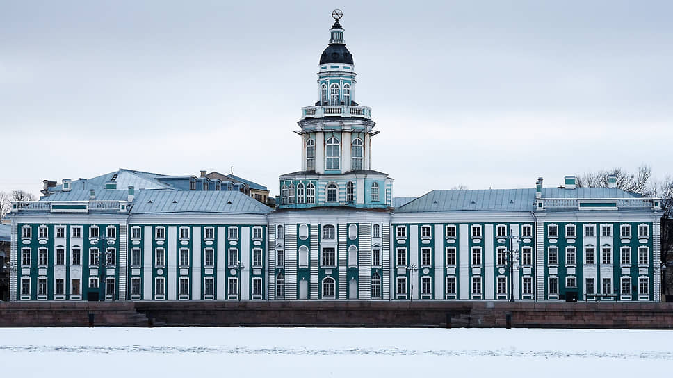 Вид на здание Кунсткамеры