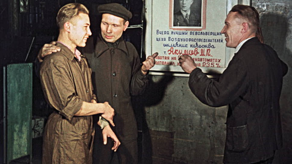 Право на труд. На Московском тормозном заводе им. Л. М. Кагановича выпускается «стахановский календарь» 