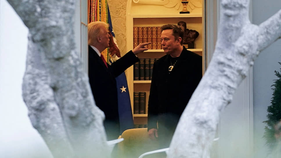Илон Маск (справа) в Белом доме с президентом США Дональдом Трампом