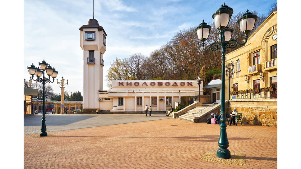 Башня с часами на вокзале Кисловодска