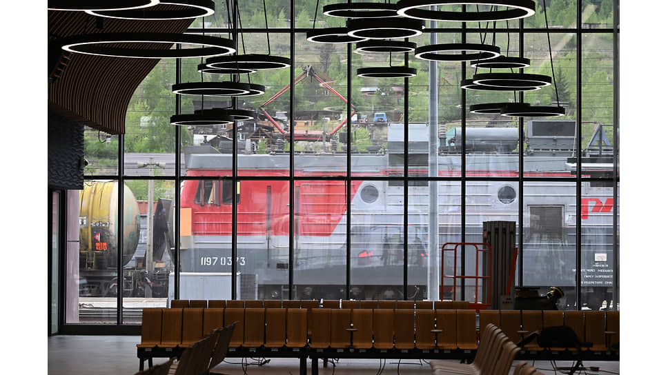 Зал ожидания в здании нового вокзала станции Лена