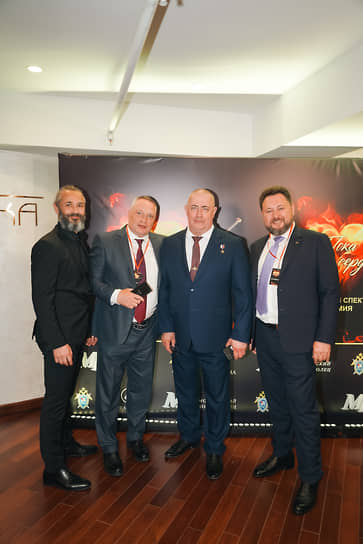 Слева направо: Михаил Скигин, Игорь Исаков
и Климент Русакомский
с представителем СКР
Сергеем Петровым