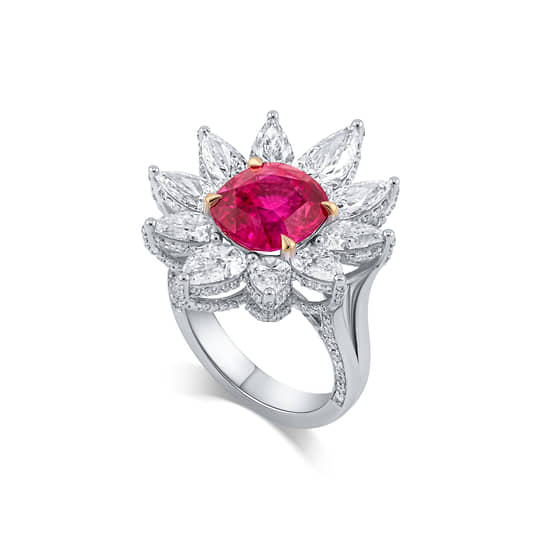 Кольцо из белого золота с рубином 5,02 карата огранки «кушон» и бриллиантами огранки «груша»
