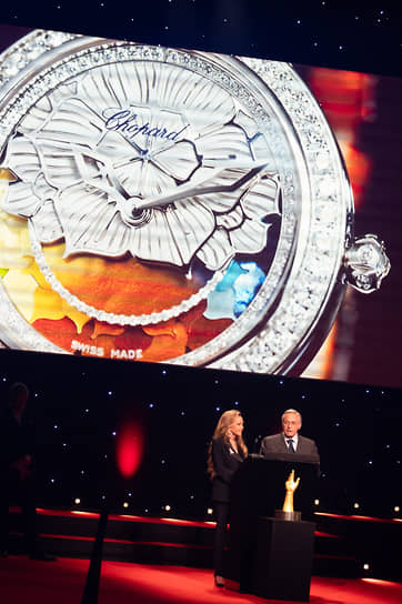 Сопрезиденты Chopard Карл-Фридрих Шойфеле и Каролина Шойфеле вместе приняли награду за сложные женские часы