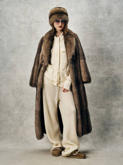 Жилет, свитер, брюки, все — Aya Muse, TopStyle; сабо, Prada, TopStyle; шуба и шапка, Braschi Private Collection
