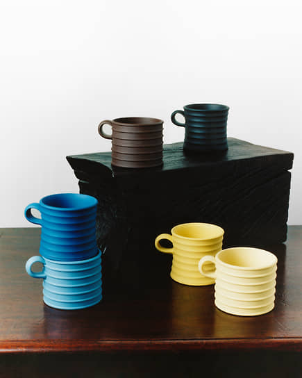 Греческие кружки Wedgwood x JW Anderson в цветовых сочетаниях Blue/Saxon Blue, Chocolate Brown/Black, Canary Yellow/Mimosa Yellow 