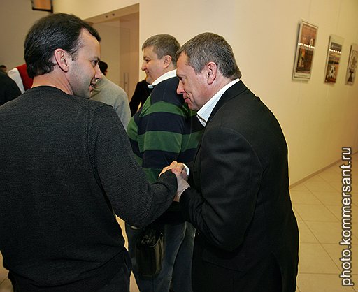 Помощник президента России Аркадий Дворкович, экономист Николай Коварский и председатель совета директоров «Мечела» Игорь Зюзин (слева направо) на заседании Шахматной гостиной имени Владимира Дворковича