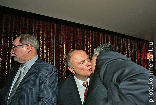 Режиссер Владимир Бортко, лидер КПРФ Геннадий Зюганов и гендиректор ВГТРК Олег Добродеев (слева направо) на премьере фильма «Тарас Бульба» в кинотеатре «Октябрь»