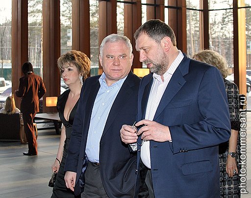 Первый замдиректора ФСБ Владимир Проничев (в центре) и председатель комитета Госдумы по финансовому рынку Владислав Резник (справа) с супругой (слева) на концерте джазового музыканта Ала Джерро в концертном зале «Барвиха Luxury Village»