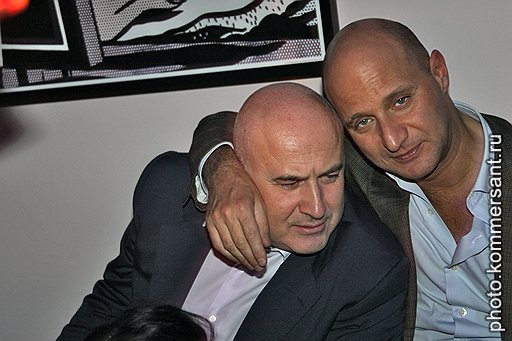 Старший партнер компании Fleming Family & Partners Марк Гарбер (слева) и ресторатор Александр Соркин на вечеринке «Ночь в ”Гараже“»