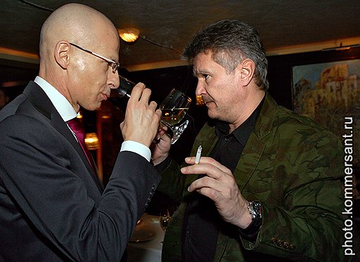 Начальник ГлавУПДК МИД РФ Вячеслав Павловский (слева) и руководитель дирекции радиовещания ВГТРК Сергей Архипов на праздновании двухлетия радиостанции «Вести 97,6 FM» 
