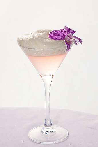 Старший бармен O2 Lounge Артем Емельшин готовит коктейль Flower Valley с сиропом розы и лавандовой пеной