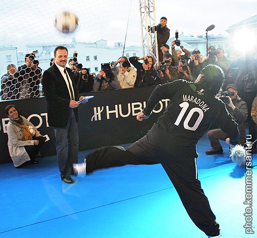 Спортивный комментатор Виктор Гусев (слева) и футболист Диего Марадона на благотворительном мероприятии часового дома Hublot в ЦУМе